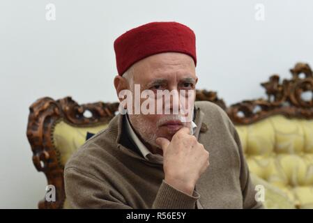 16 novembre 2018 - Tunis, Tunisie : Portrait de Hmida Ennaifer, un chercheur tunisien et théologien, qui est contre une loi qui donnerait à l'égalité des droits de succession pour les hommes et les femmes. Les politiciens tunisiens débattent d'une nouvelle loi visant à donner aux deux sexes l'égalité des droits d'héritage, qui serait la réforme d'inspiration islamique actuelle du code qui assure qu'un homme reçoit un womanÕs double part d'héritage. Portrait d'Hmida Ennaifer, onu theologien tunisien s'opposer au projet de loi sur l'Egalité hommes-femmes dans l'héritage. *** FRANCE / PAS DE VENTES DE MÉDIAS FRANÇAIS *** Banque D'Images