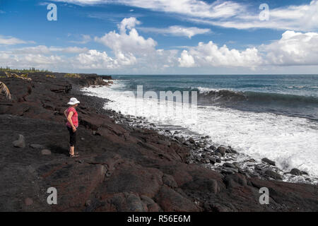 Kalapana, New York - le reste de la nouvelle plage de sable noir Kaimu, créé par une coulée de lave de 1990, sur la côte du Pacifique dans le district de Puna le Grand Est Banque D'Images