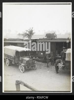 Le chargement d'une colonne d'alimentation à un terminal ferroviaire [Aire], France, le 25 juillet 1915. Dossier de l'armée indienne en Europe durant la Première Guerre mondiale. 20e siècle, le 25 juillet 1915. Argentiques. Source : Photo 24/(102). Auteur : Big Sur, H. D. Banque D'Images
