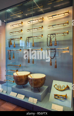 12 les trompettes d'argent, Nuremberg 1744 et 1775, une paire de timbales 17e siècle, le Musée National, Munich, Haute-Bavière Banque D'Images