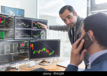 Courtiers en bourse à un écran d'ordinateur, le commerce en ligne. Banque D'Images