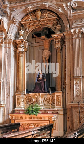 Porto, Portugal - mars 4, 2015 : autel latéral de Misericordia do Porto église dédiée à Notre Dame des Douleurs et de la crucifixion du Christ. Eglise reconstruite Banque D'Images