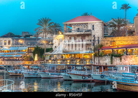 Byblos, Liban - 12 février 2018 - La zone touristique de Byblos avec restaurants et bateaux au Liban Banque D'Images