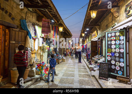 Byblos, Liban - 12 février 2018 - Les touristes et les habitants l'on marche sur le marché local de Byblos en fin d'après-midi au Liban Banque D'Images