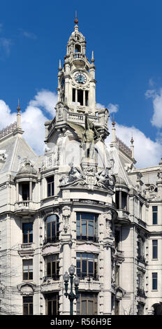 Porto, Portugal - Mars 23, 2015 : détails architecturaux de l'un des nombreux bâtiments intéressants de l'Avenue Aliados, la rue principale Banque D'Images