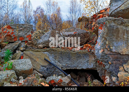 Une pile de débris de béton gris de la pile et pierres de l'édifice détruit. Impact de l'arrière-plan de destruction. Banque D'Images