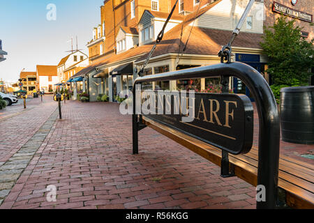 NEWPORT, Tc - 30 septembre 2018 : Entrée de Bowen's Wharf, shopping et restaurants historiques à destination du port de Newport Banque D'Images