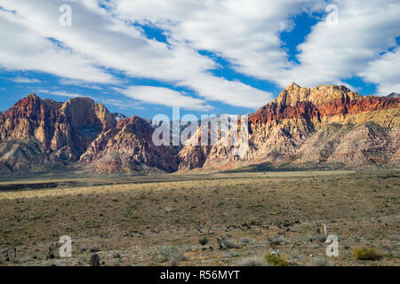 Montagnes le long de Red Rock Canyon National Conservation à l'ouest de Las Vegas, Nevada. Banque D'Images