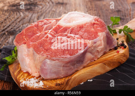 Steak de boeuf cru sur planche de bois. Banque D'Images