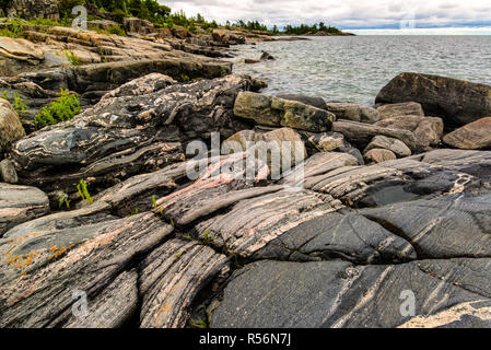 Multibanded les roches de gneiss sur le rivage d'une île parmi les 30 000 de l'archipel de l'île de la baie Georgienne, en Ontario, Canada. Les roches sont une partie de Banque D'Images