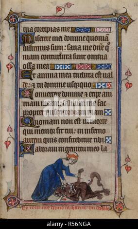 Bas-de-page scène de la Vierge Marie portant le diable et la flagellation lui, tandis que le diable vomit jusqu'Theophilusâ€™ charte, avec une légende de la lecture, "Cy tout n[ost]re dame la charte du deableâ€™ . Livre d'heures, l'utilisation de Sarum ('Le Taymouth heures'). L'Angleterre, S. E. ? (Londres ?) ; 2e trimestre du 14ème siècle. Source : Yates Thompson 13, f.160. Langue : le latin et le français. Banque D'Images
