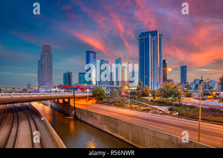 Tel Aviv. Cityscape droit de Ramat Gan, à Tel Aviv, Israël, pendant le lever du soleil spectaculaire. Banque D'Images