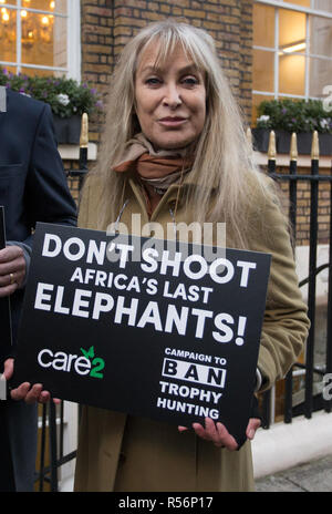 Une protestation et de l'exécution d'un 250 000-strong pétition au Botswana Haut-commissariat du Canada à Londres. Sir Ranulph Fiennes, Bill Oddie, Peter Egan, Carol Royle, un groupe multipartite de députés avec éléphant gonflable portant le slogan "Don't Shoot dernière l'Afrique éléphant". Avec : Carol Royle Où : London, Royaume-Uni Quand : 29 Oct 2018 Credit : Wheatley/WENN Banque D'Images