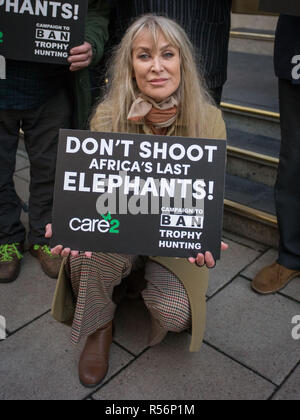 Une protestation et de l'exécution d'un 250 000-strong pétition au Botswana Haut-commissariat du Canada à Londres. Sir Ranulph Fiennes, Bill Oddie, Peter Egan, Carol Royle, un groupe multipartite de députés avec éléphant gonflable portant le slogan "Don't Shoot dernière l'Afrique éléphant". Avec : Carol Royle Où : London, Royaume-Uni Quand : 29 Oct 2018 Credit : Wheatley/WENN Banque D'Images