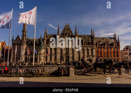 Bruges, Belgique - 17 Février 2018 : un cheval panier est garé en face de la cour provinciale à Bruges, Belgique Banque D'Images