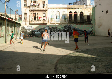 Un groupe de garçons jouant au football sur la place d'une piscine intérieure. La Havane, Cuba Banque D'Images