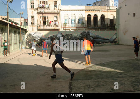 Un groupe de garçons jouant au football sur la place d'une piscine intérieure. La Havane, Cuba Banque D'Images