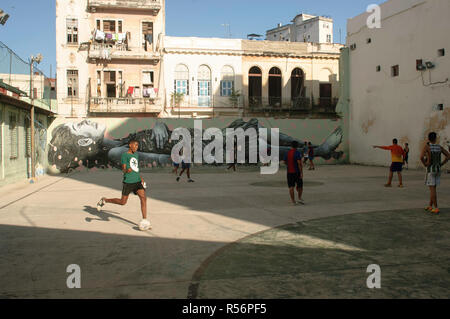 Un groupe de garçons jouant au football sur la place d'une piscine intérieure. La Havane, Cuba Banque D'Images