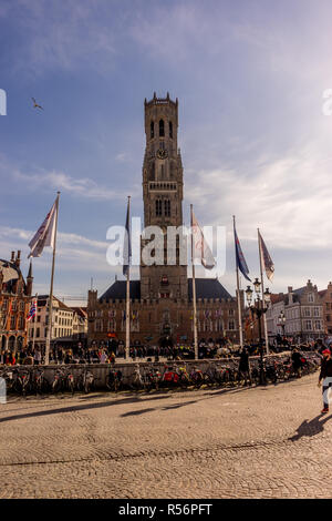 Bruges, Belgique - 17 Février 2018 : beffroi de Bruges, un groupe de personnes à pied en face d'une tour de l'horloge avec beffroi de Bruges dans l'arrière-plan Banque D'Images