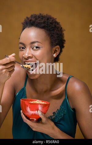 Woman eating bol de céréales Banque D'Images