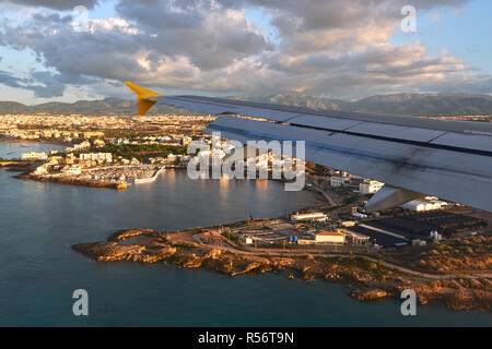 L'atterrissage d'avion côte à Palma de Mallorca resort ville, vue depuis la fenêtre de l'avion. Espagne Banque D'Images