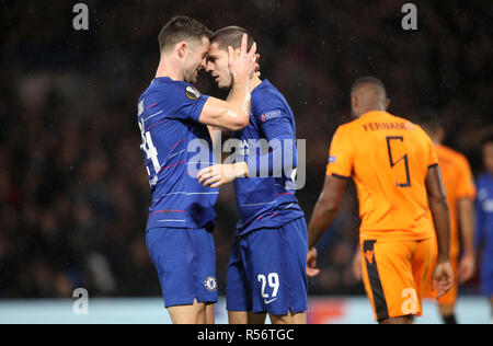 Chelsea's Alvaro Morata (centre) célèbre marquant son quatrième but du côté du jeu avec son coéquipier Gary Cahill au cours de l'UEFA Europa League, groupe G match à Stamford Bridge, Londres. Banque D'Images