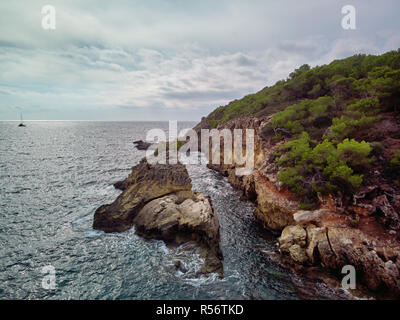 Vue aérienne de la côte rocheuse et mer Méditerranée bientot près de Cala Falco jolie, petite et calme plage situé au sud de Magalluf, Espagne Banque D'Images