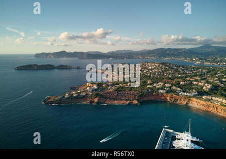 Vue aérienne Port Adriano, situé juste en dessous de la falaise de la petit quartier d'El Toro, une zone dans la municipalité de Calvia. Île de Majorque Banque D'Images