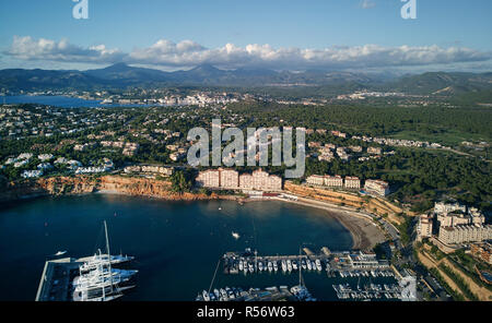 Vue aérienne de Port Adriano avec bateaux amarrés, situé juste en dessous de la falaise de la petit quartier d'El Toro, Espagne Banque D'Images