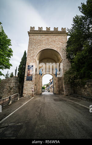 Porta Nuova, Assisi, Italie, Europe. Banque D'Images