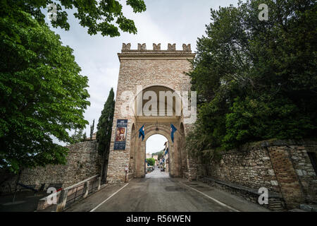 Porta Nuova, Assisi, Italie, Europe. Banque D'Images