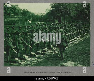 L'inspection de 1510 se kukries avant d'aller plus haut. 1915. 'India Office Compte rendu officiel de la Grande Guerre. 22-Apr-21. Les photos apparaissent dans une variété de tailles, formes et couleurs dont les tons de bleu, vert et brun. Ils enregistrer des scènes de la vie militaire, telle que vécue par les Indiens et les armées britanniques en France pendant la Première Guerre mondiale. Les scènes de bataille ne sont pas réels mais mis en scène de manœuvres. Source : Photo 21/(67). Auteur : Big Sur, H. D. Banque D'Images