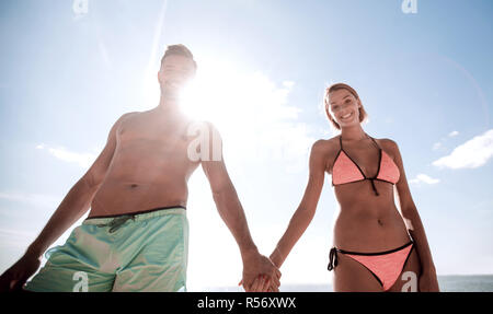 Heureux couple aimant profiter de la plage tropicale. Banque D'Images