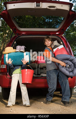 Enfants unpacking car Banque D'Images