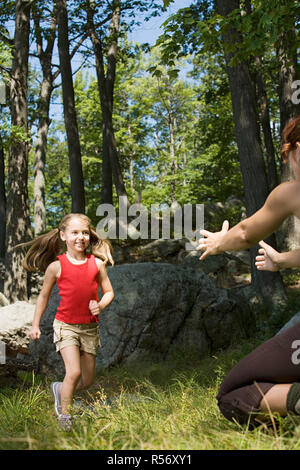 Fille courir aux mères arms Banque D'Images