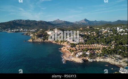 Panorama de l'antenne de Costa de la Calma et des rives de l'eau vert clair turquoise de la Méditerranée. Palma de Majorque, Espagne Banque D'Images