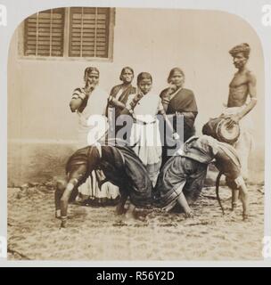 Les filles de la danse hindou, probablement à Secunderabad. Un groupe avec un batteur permanent, et deux filles se pencha en arrière avec leurs mains touchent le sol derrière eux. Le Capitaine Allan Scott Newton, 'Sketchs en Inde ; prises à Hyderabad et Secunderabad dans la présidence de Madras...édité par Charles Richard Weld, Barrister-at-Law' (Lovell Reeve, Londres, 1862). c. 1862. Photographie. Source : Photo 961/(70). Banque D'Images