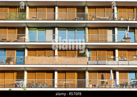 Façade d'une maison d'habitation à orange avec balcon à Berlin Banque D'Images