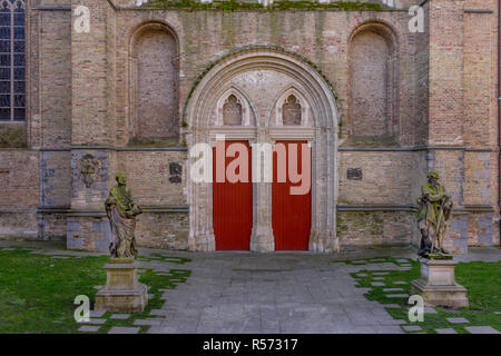 Belgique, Bruges, Sint, sous une arche de porte rouge Banque D'Images