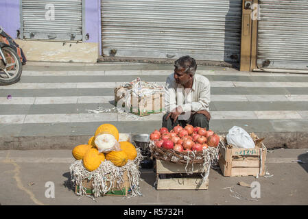 Un homme vend des citrouilles et des grenades sur la rue, New Delhi, Inde Banque D'Images