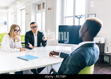 Smiling avocat, agent immobilier ou conseiller financier une liaison jeune couple pour remercier des conseils, courtier d'assurance ou de banque et travailleur clients millénaire sh Banque D'Images