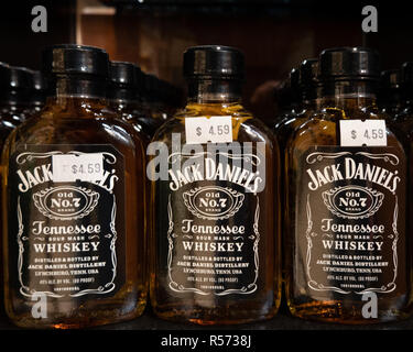Une étagère pleine de bouteilles de Jack Daniel's Old n°7 Tennessee Sour Mash Whiskey à vendre dans un magasin d'alcool. Banque D'Images