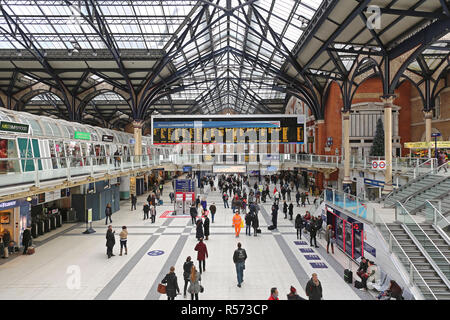 Londres, Royaume-Uni - 24 novembre : Gare de Liverpool à Londres le 24 novembre 2013. La gare de Liverpool Street avec les banlieusards de Londres, Royaume-Uni Banque D'Images