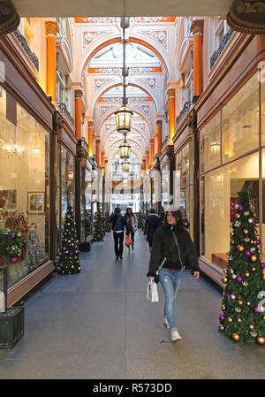 Londres, Royaume-Uni - 21 novembre : Décoration de Noël à la Royal Arcade à Londres le 21 novembre 2013. La Royal Arcade est un hôtel boutique Shopping Banque D'Images