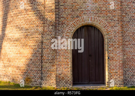 Belgique, Bruges, entrée sous arch d'un vieux bâtiment en brique Banque D'Images