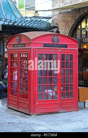 Londres, Royaume-Uni - 10 octobre 2010 : stand d'information au marché d'équitation dans Camden Town. Boîte de téléphone rouge surdimensionné Upcycled dans les écuries, Lo Banque D'Images