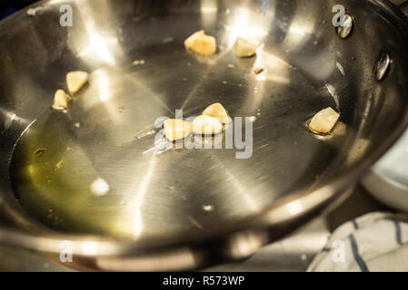 Légumes sautés dans un wok avec de l'huile Banque D'Images