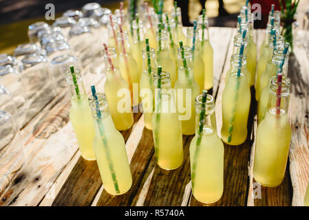 Groupe de bouteilles en verre avec paille avec de la limonade fraîche et naturelle fait maison. Banque D'Images