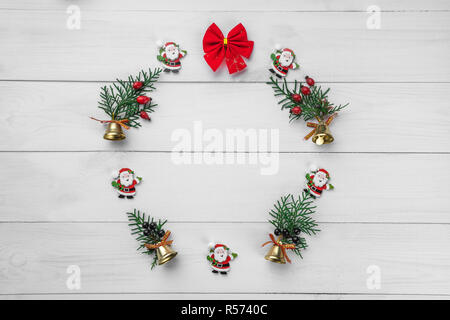 Couronne d'hiver noël, rond cadre . Décorations de Noël et sur fond de bois blanc. Fond d'arrière-plan, ou maison de vacances art. Vue de dessus, plac Banque D'Images