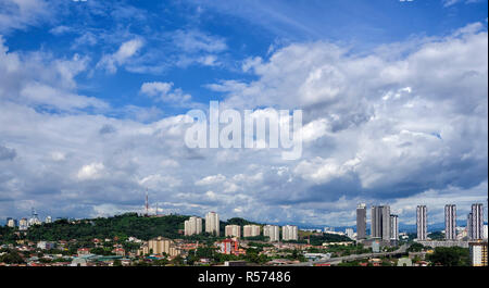 Petaling Jaya, Malaisie - 24 Décembre, 2017 : Vue aérienne de Petaling Jaya au sud et la nouvelle autoroute Pantai, la Malaisie. - La formation de nuages spectaculaires en blu Banque D'Images